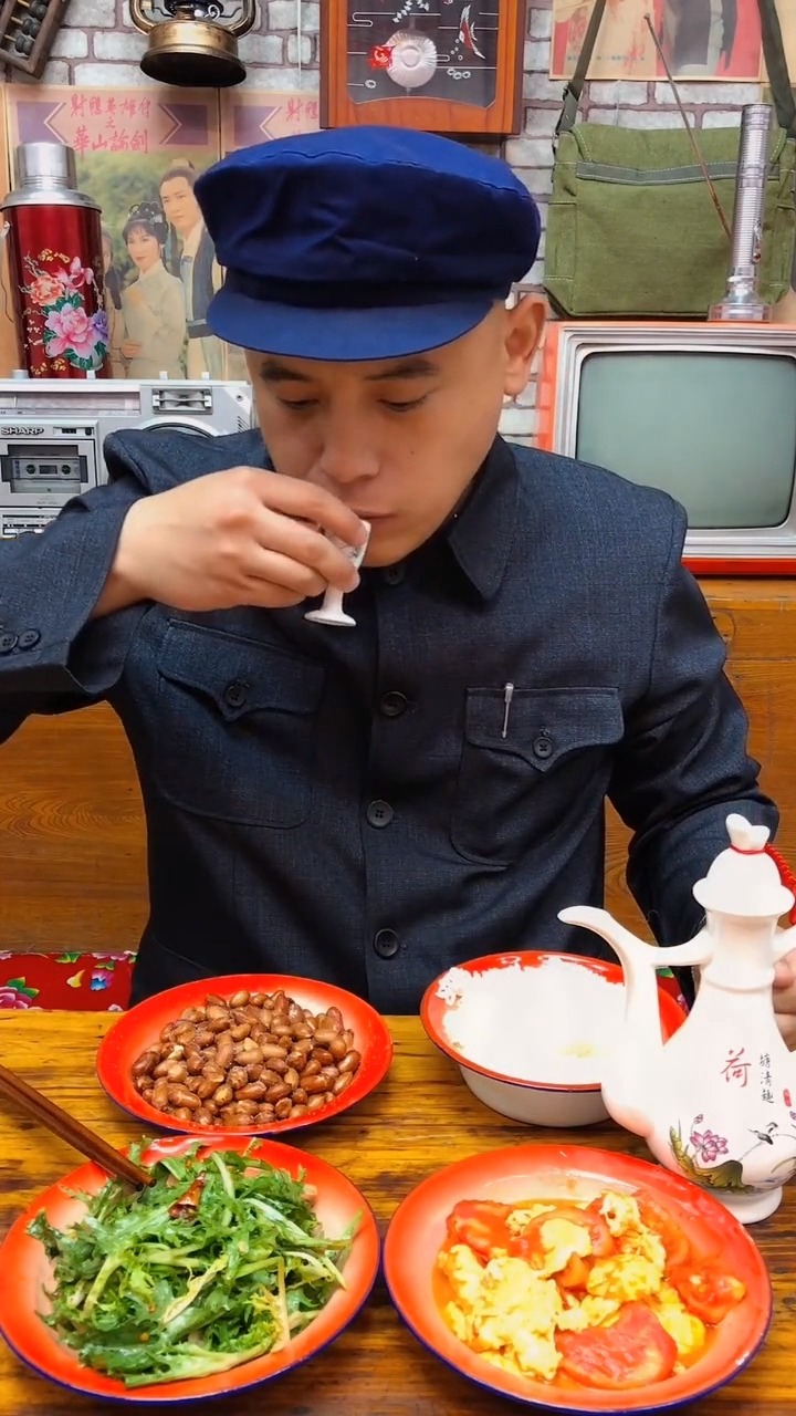 今天吃西红柿炒鸡蛋,炸花生米,蒜汁拌苦菊,在喝两盅小酒!