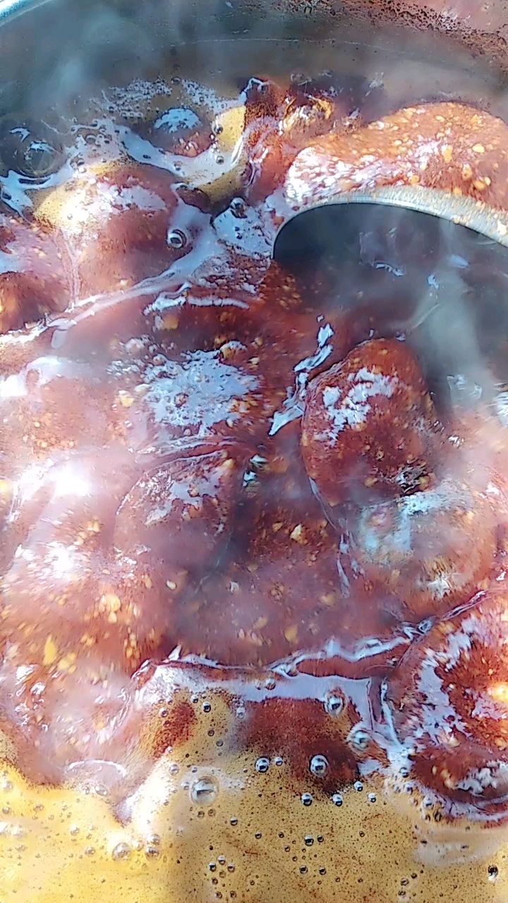 “黑色经典”臭豆腐的配料辣椒油制作完成!