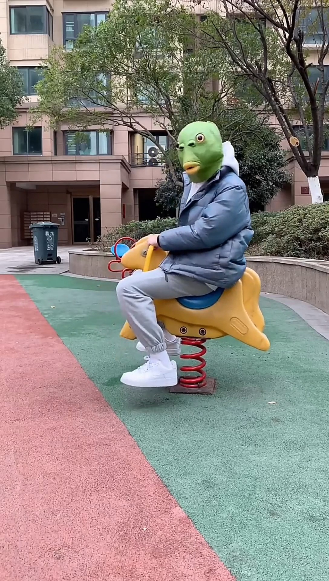 #搞笑段子#我总算是买到到了一个鱼头套,戴上它人都自信了