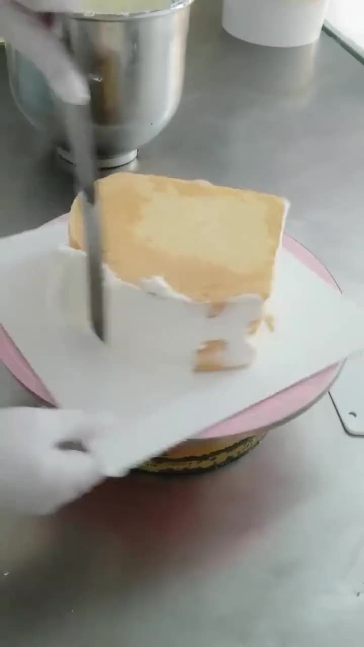 裱花师制作的爱心蛋糕,太美了,我都舍不得吃了