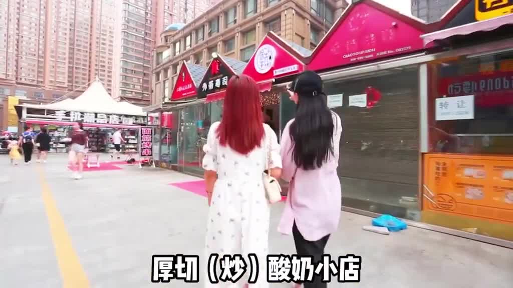 据说这家是厚切炒酸奶的扛把子大块的榴莲肉放进酸奶块里真香嗨翻信阳信阳炒酸奶探店信阳杨九九