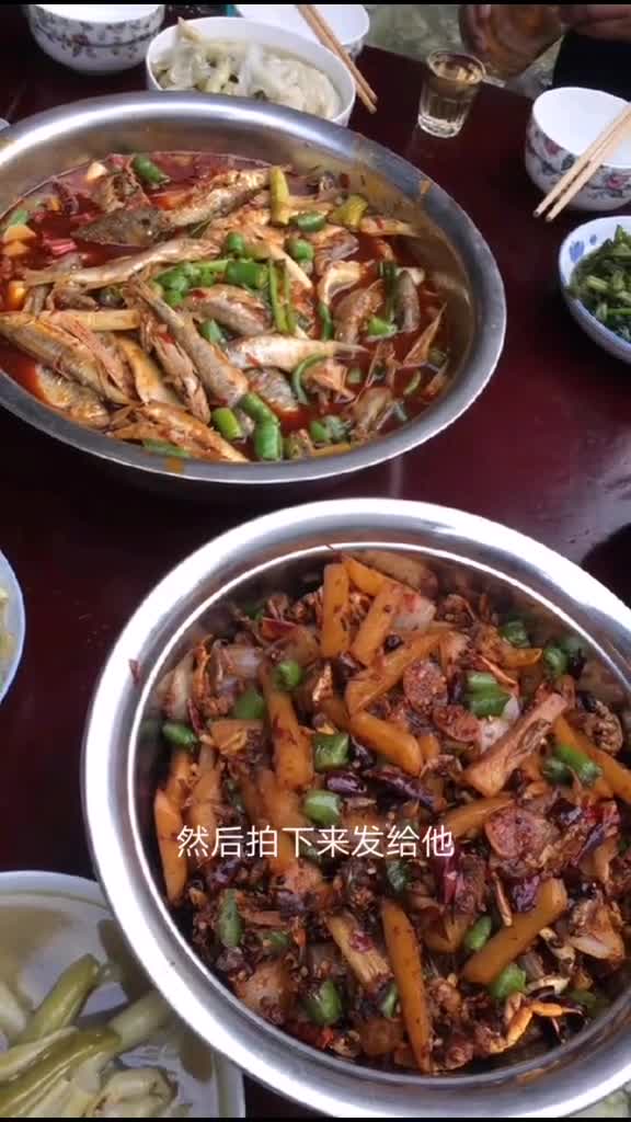 河里钓回来的野生桃花鱼,田里捉回来做的香辣蟹,你喜欢吃的吗