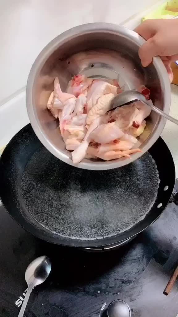 土豆烧鸡块做法,土豆烧鸡块非常家常的一道菜,香气四溢,香喷喷的大鸡块,软绵绵的土豆,食欲大