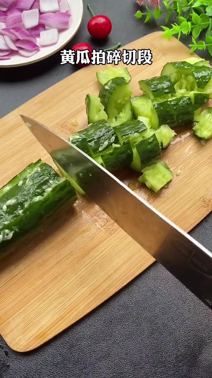 天气慢慢热起来了就特别想吃这个凉拌黄瓜,酸辣酸口凉拌菜