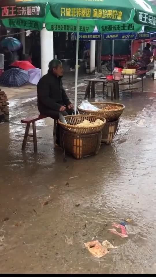 这是我爷爷,凌晨点半起来炸油豆腐,接着烘香干要小时,点半出摊,明明很累了还