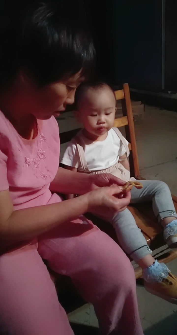 #熊孩子的日常#呵呵,羊肉串吃起来,没有,吃了几个地瓜丸子,谁好谁孬还分不清楚