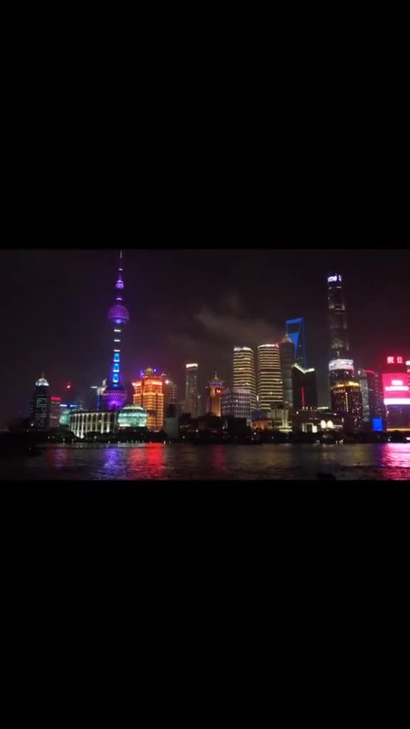如果你没有挣钱的欲望,就来上海看看一平的汤臣一品,吃一碗的蟹黄面,外滩听听大牛布加迪的炸街