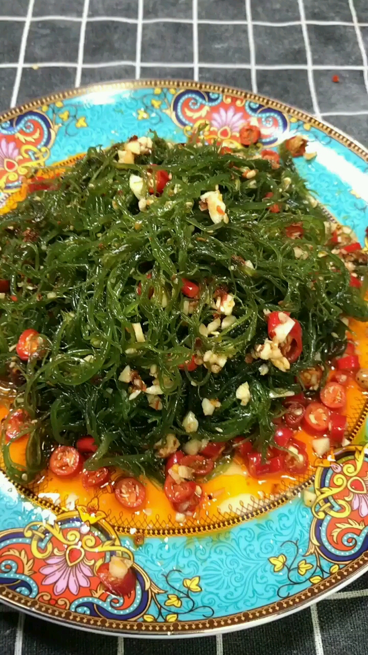 凉拌海草做法:海草提前泡半时洗净改刀,用水烫30秒冲凉,放盐,生抽,醋,辣椒油拌