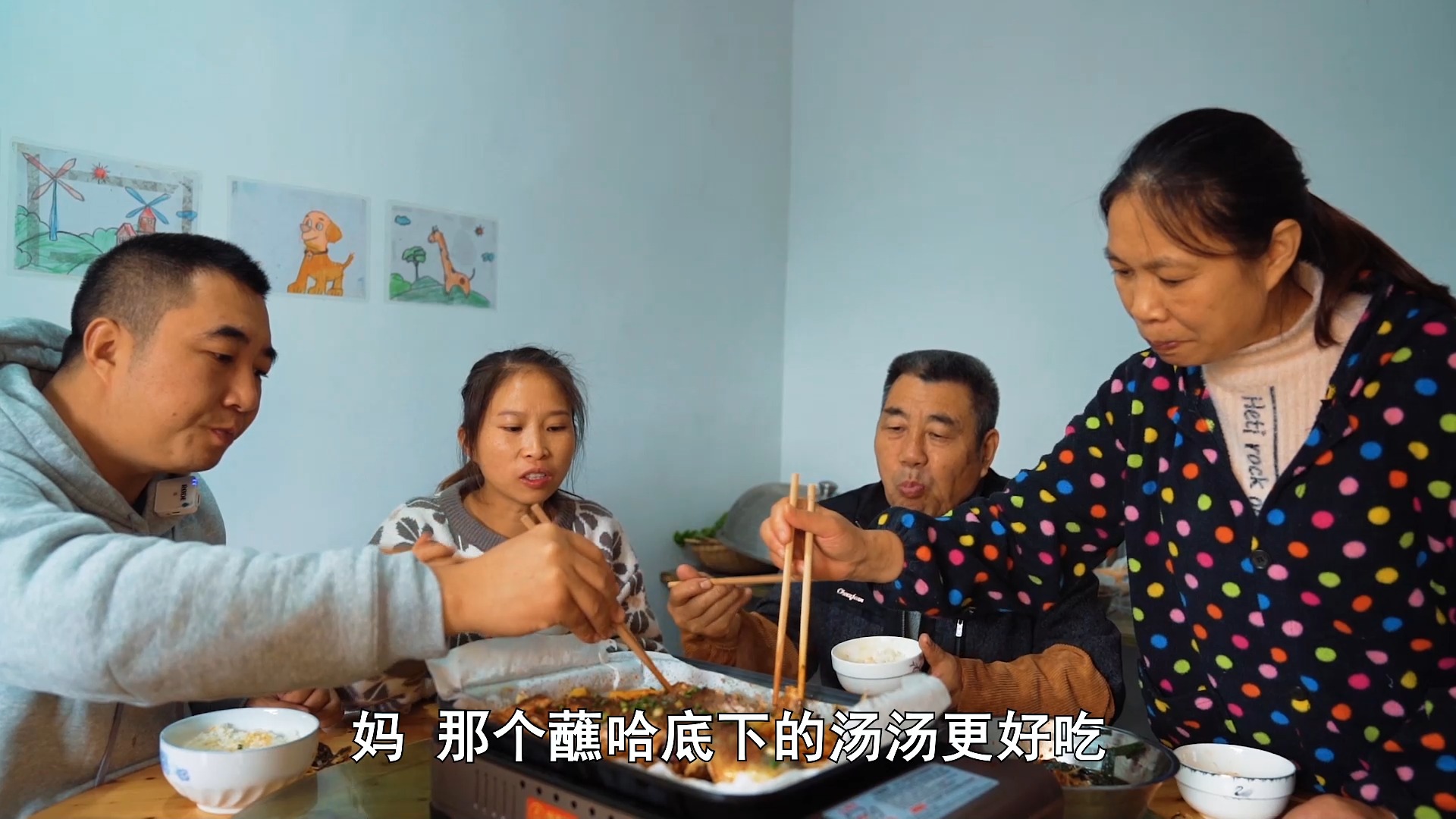 #美食记#桃子姐陪包立春去田里逮鱼，回家做一盘烤鱼，麻辣鲜香，真解馋
