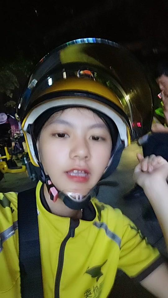 交警看到我,说我以后如果闯红灯,走机动车道,很好认了,整个盐田就我头上有鸭子,他们都叫我社