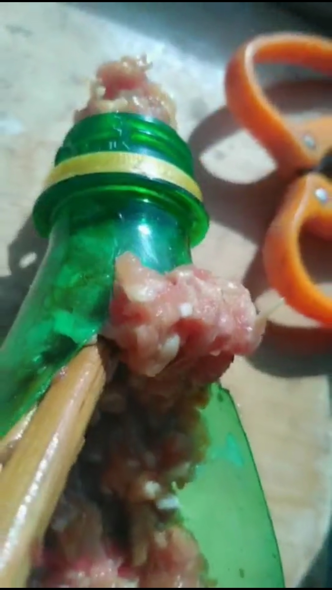 #好样青年#老公用饮料瓶做的挤丸子神器,看到最后我笑喷了 