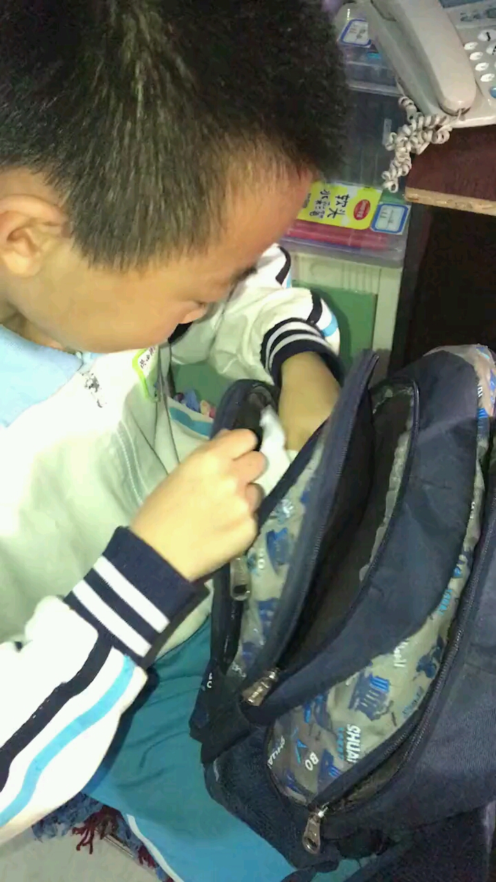 每次学校有啥好吃的,鱼排,鸡排,甜甜圈,还有今天的骨肉相连自己舍不得吃都会给我尝