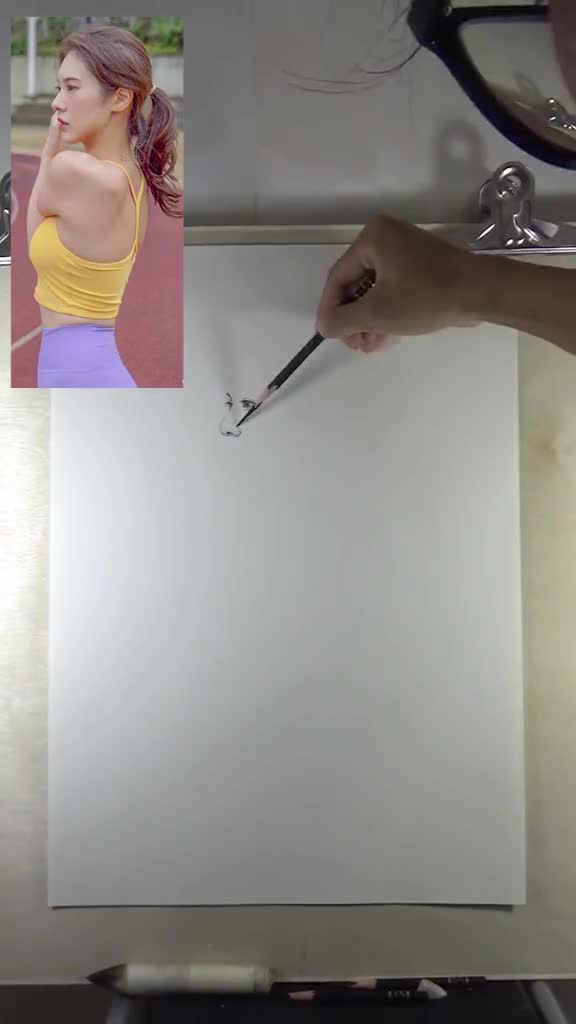 画一个在做运动的小姐姐,眼神很坚定的样子#画画,#手绘,#素描