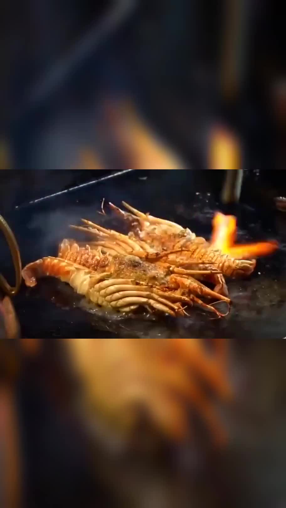国外小伙街头煎大龙虾,一份五十元,顾客说很便宜了!