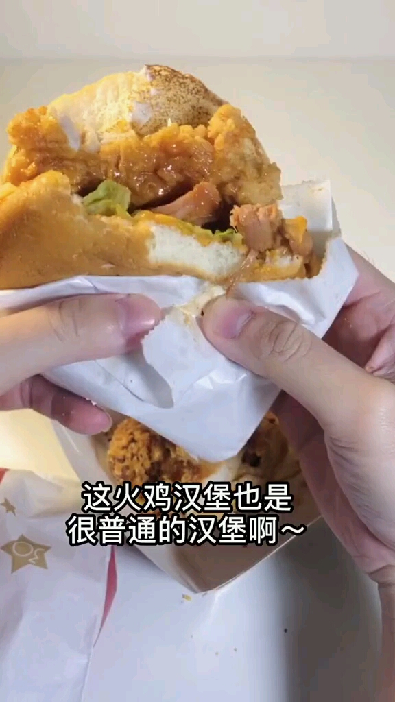 今天替大家吃一下肯德基圣诞新品,新火鸡肉鸡腿堡、海苔薯片脆皮鸡。