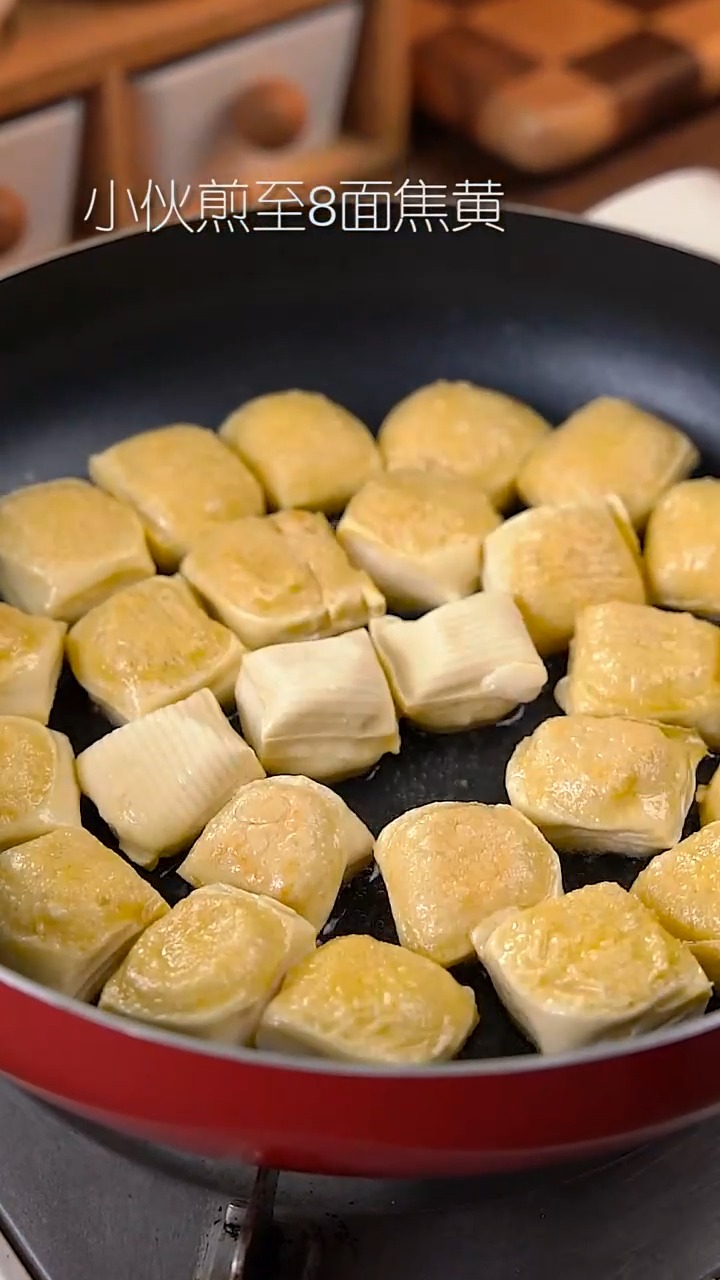 去过云南的肯定吃过这个石屏包浆豆腐,没想到豆腐也可以那么好吃。