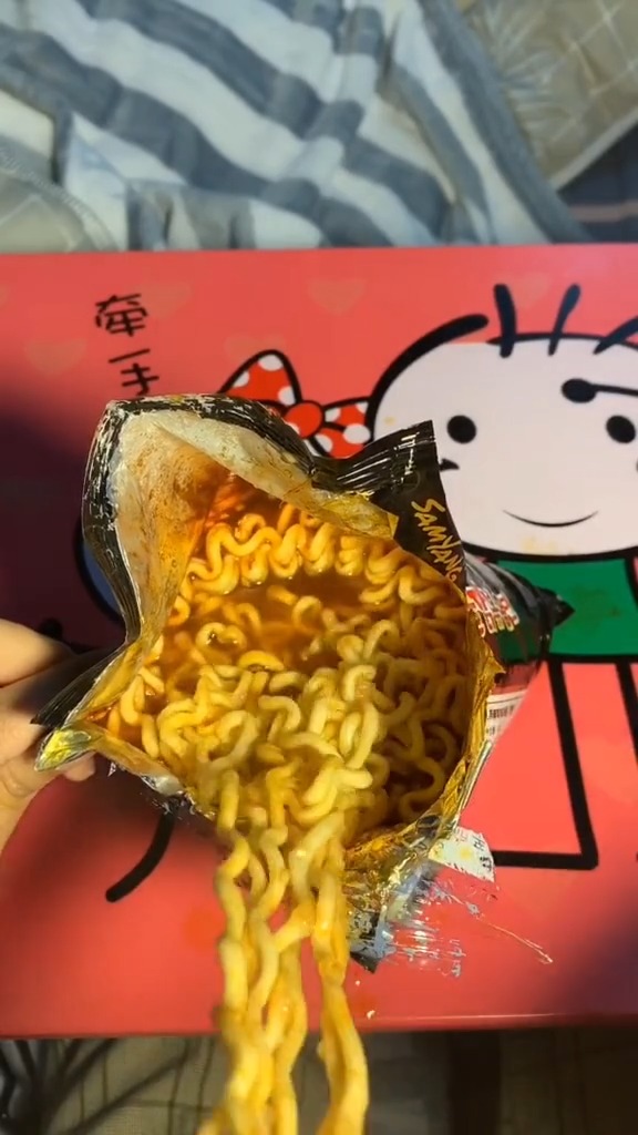#美食#你们用过包装袋吃火鸡面吗?这辣味只有四川妹子受得了吧?