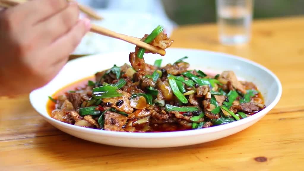 四川名菜“盐煎肉”的家常做法,焦香爽脆,下饭必备