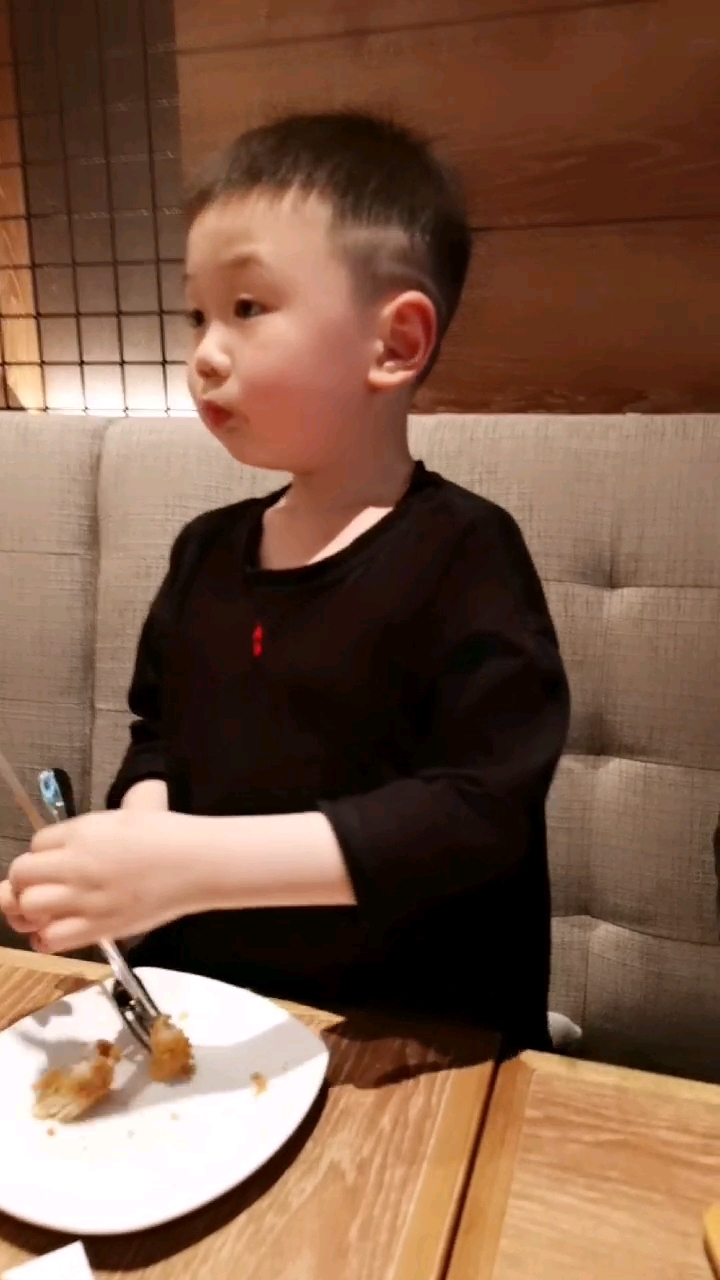 #家有萌娃#进了个披萨店就花掉我两天的工资了 哎 娃  养不起呀  