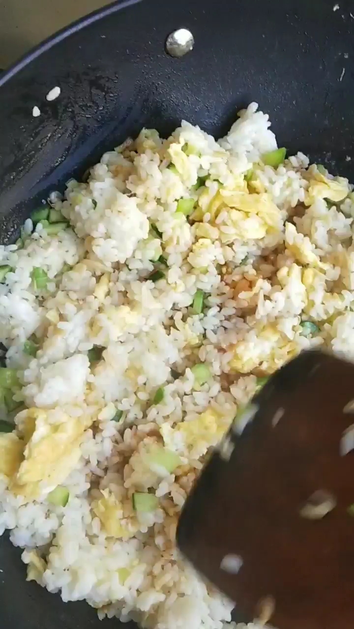 营养早餐!黄瓜虾皮鸡蛋炒饭!