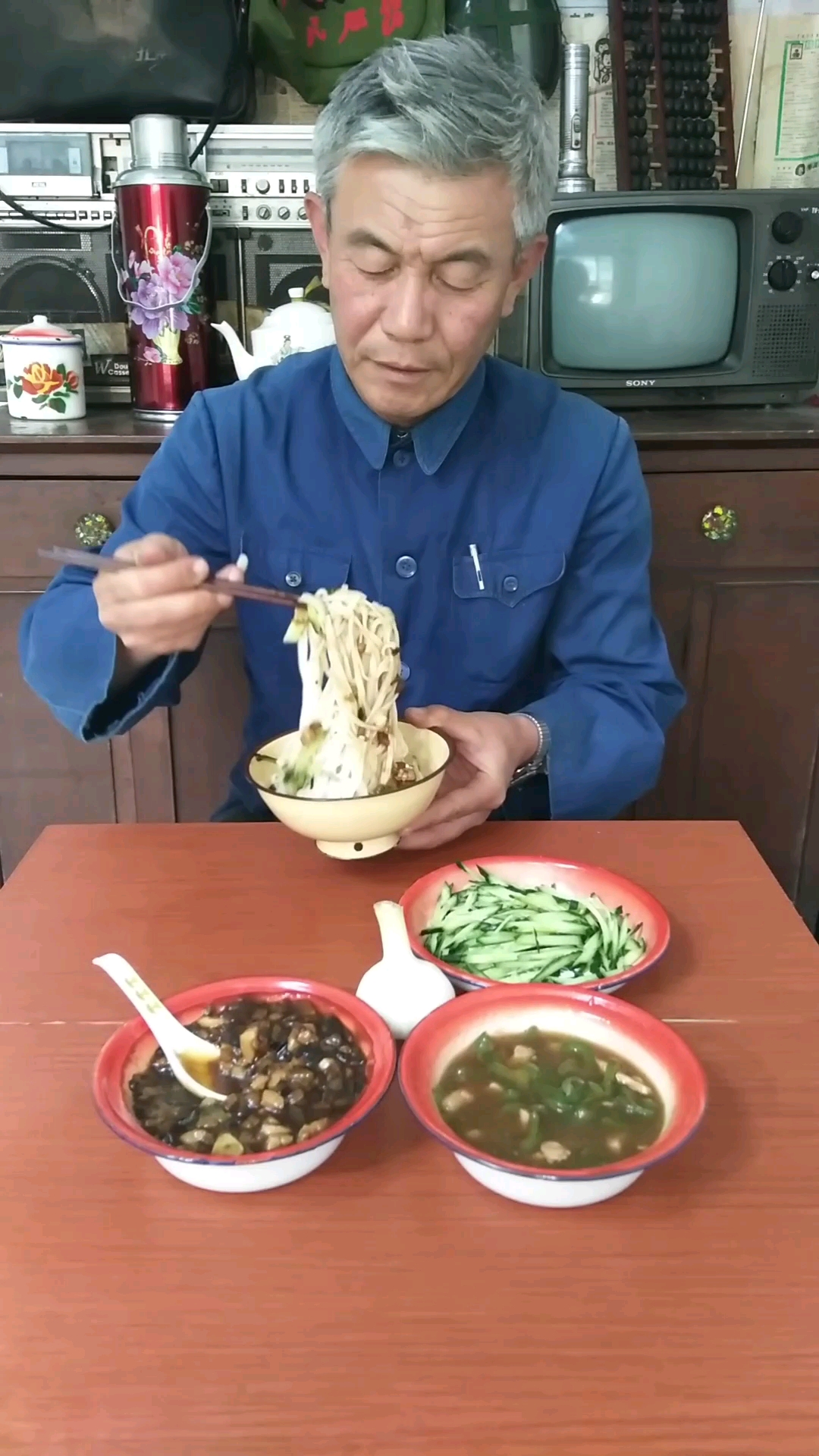 茄子肉丁,青椒肉丝打卤面,祝全天下母亲节日快乐!