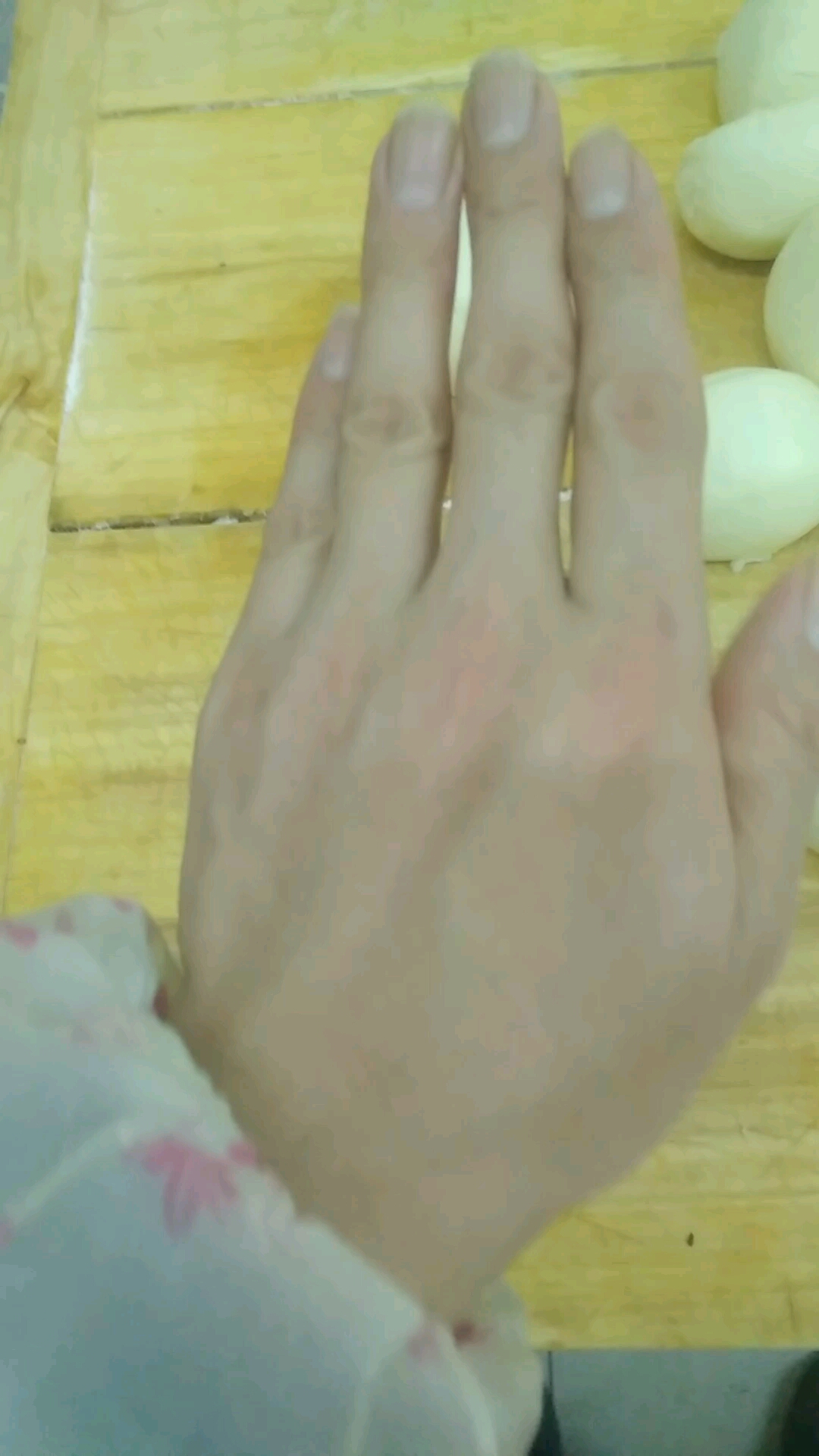 蒸馒头多年!手指头都变形了!