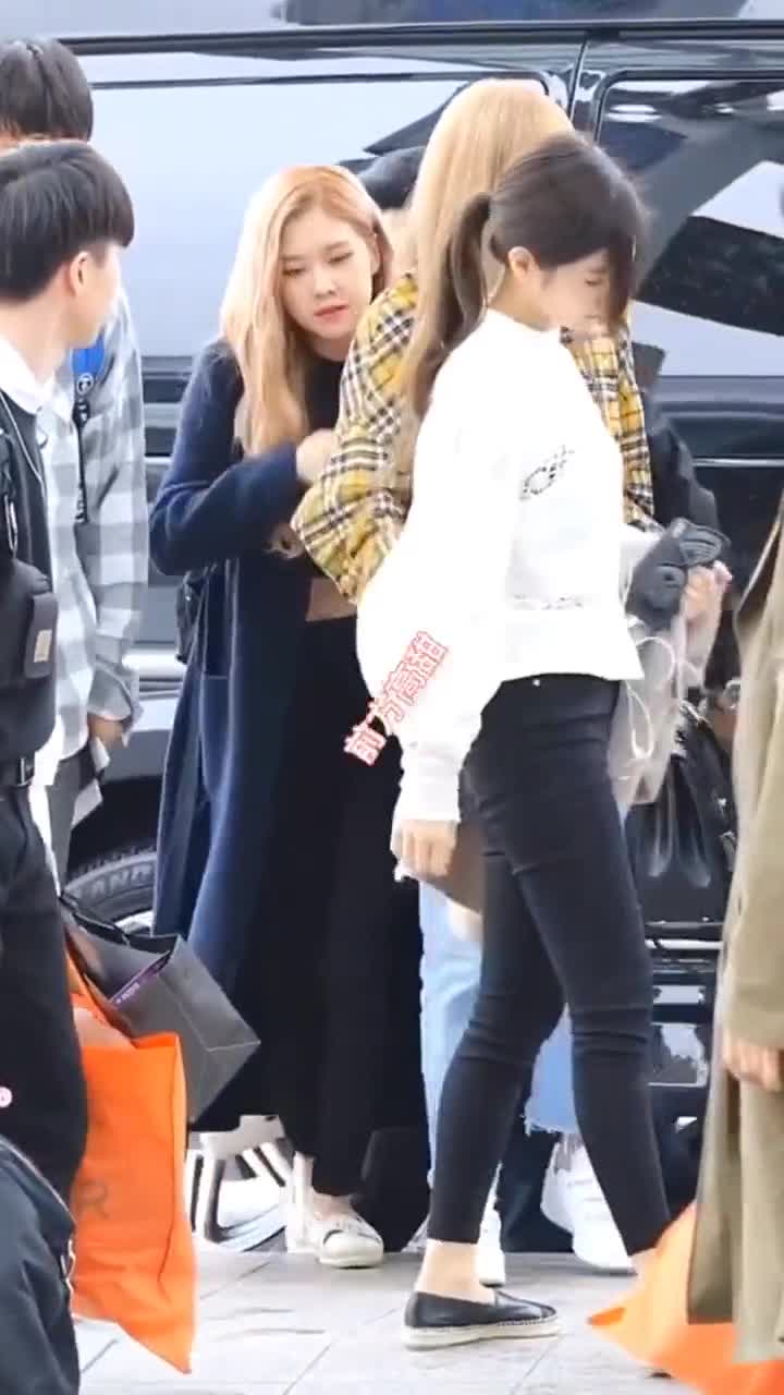 五花肉cp是真的,无论何时何地lisa和rose都少不了这个娴熟的动作