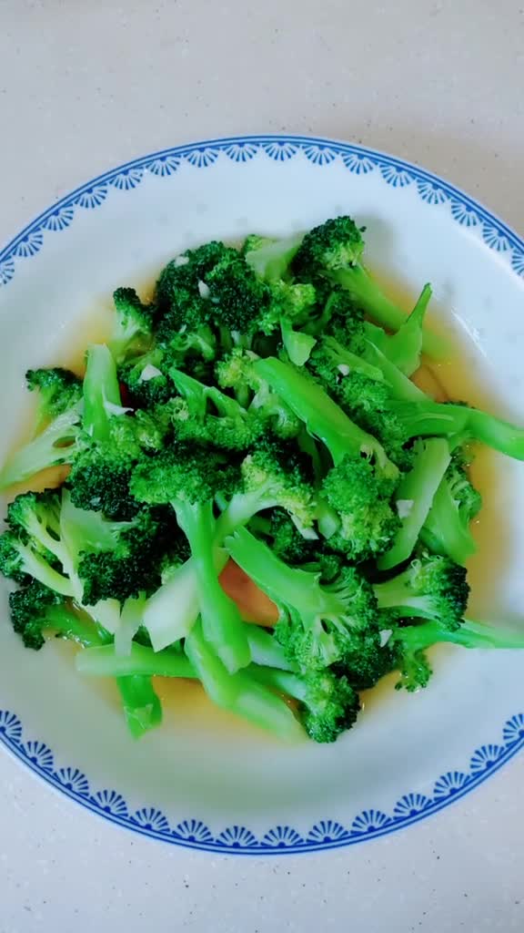 牛肉炒洋葱,白玉菇炒鸡蛋番茄,清炒,西蓝花,腊肉炒扁豆,炒土豆丝,木瓜汤