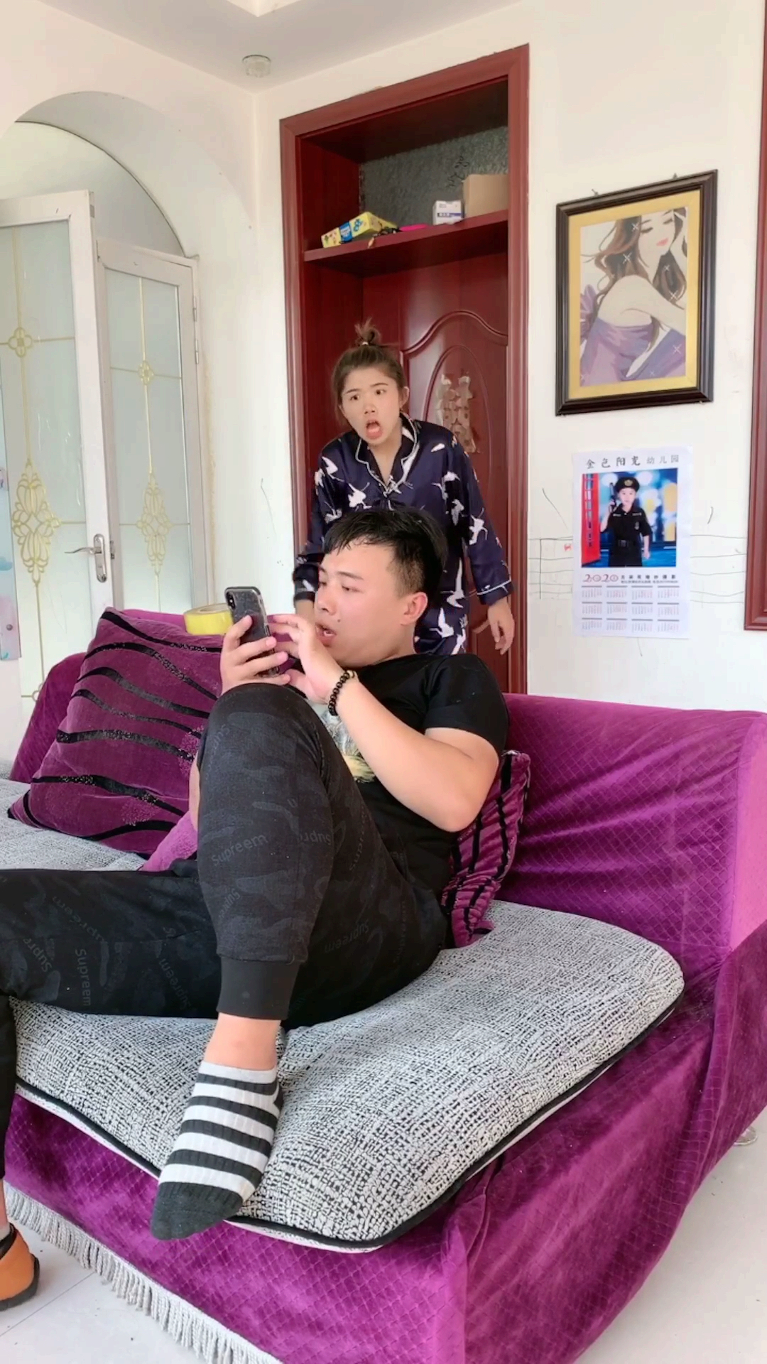 居然背着我看这个,贴你头上让你看个够,哼