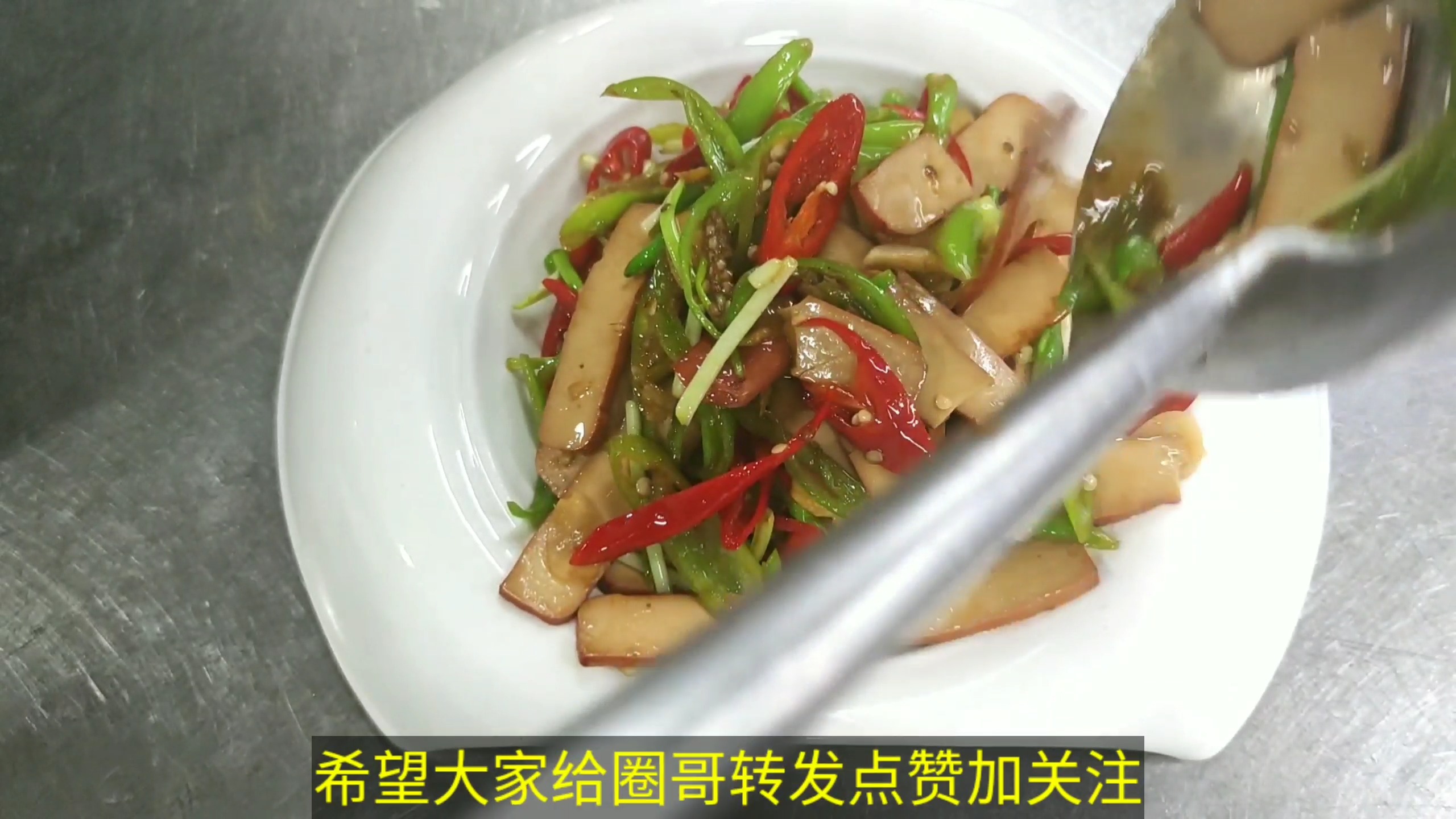 #家常小炒#00后大厨来餐厅应聘，炒盘鸡蛋干，这技术行云流水大家看能行吗