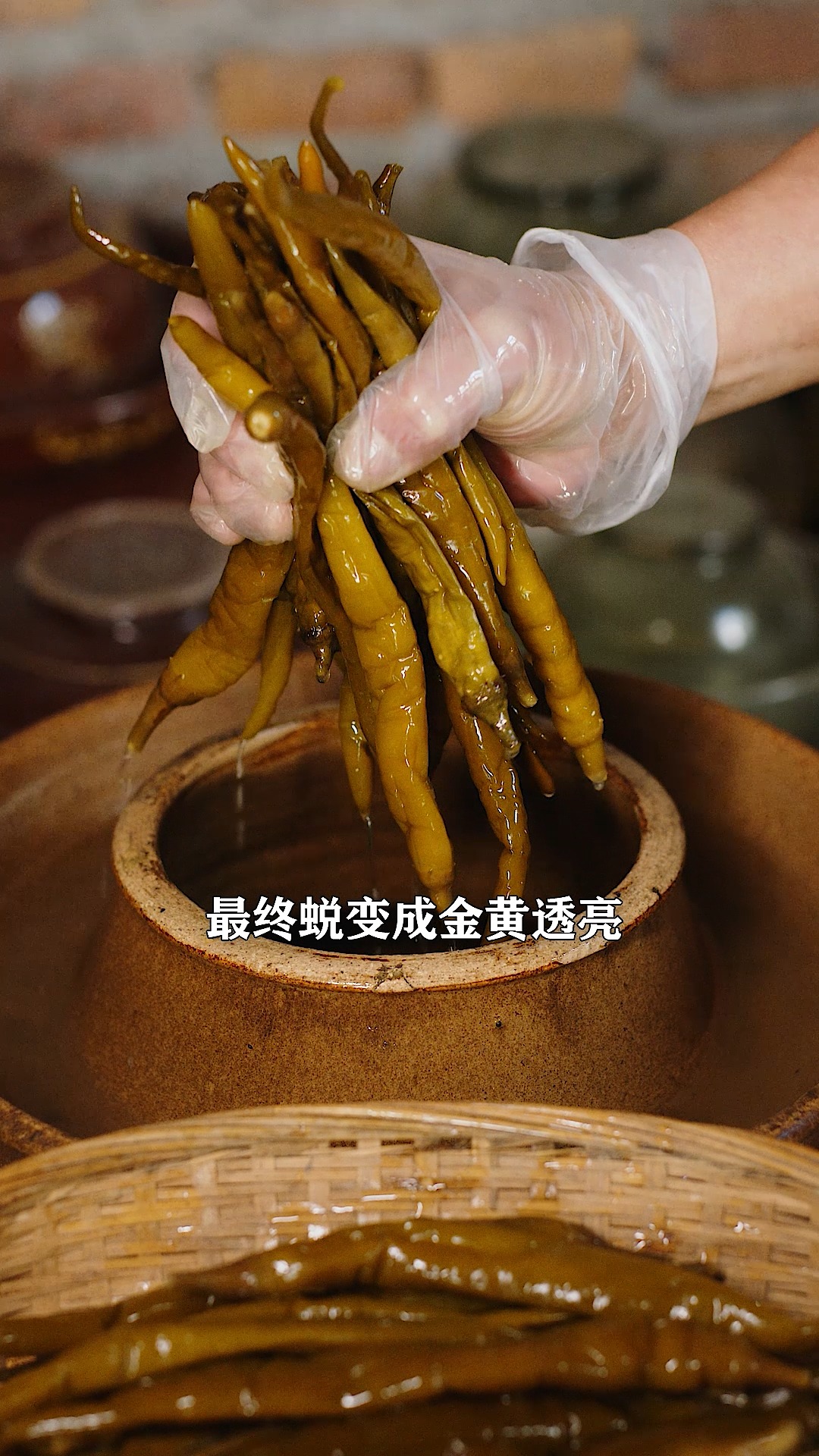 湖南正宗的老坛酸辣椒,不焯水更不用加水腌制,密封保存,吃一年都不会坏