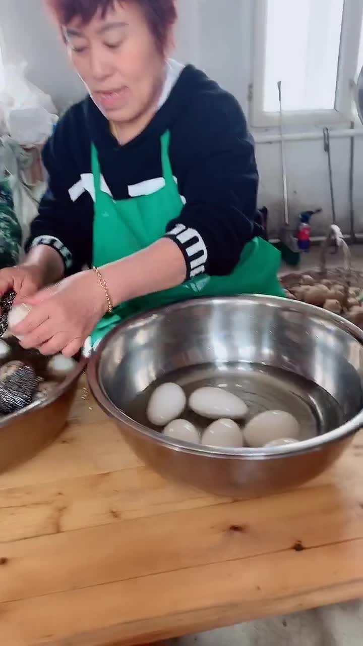 和老丈母娘刷鹅蛋腌咸鹅蛋