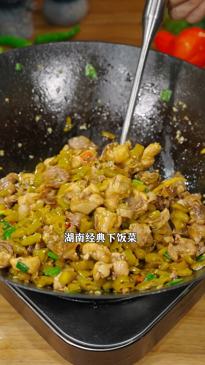 #美食#鸡肉你不要总是炖着吃了,试试我们湖南这种做法,酸酸辣辣的,太下饭了!