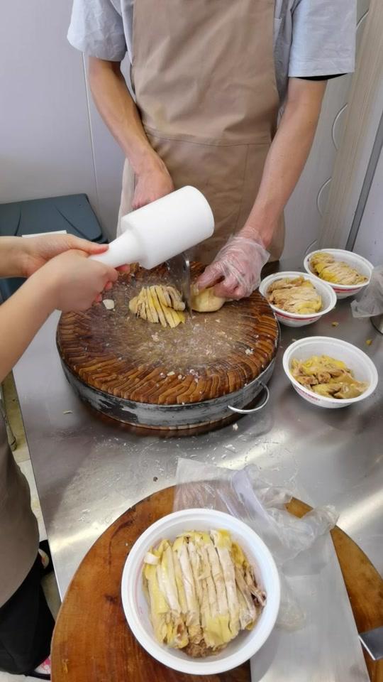 廖记棒棒鸡就是这样一到一敲弄出来的