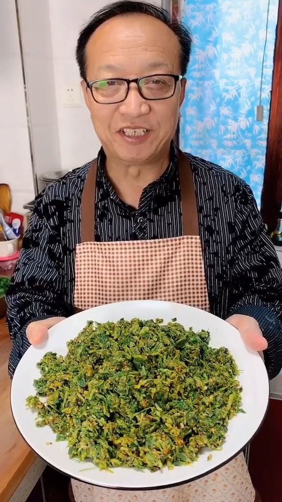 苜蓿麦饭做法,苜蓿是北方的一种野菜,做成麦饭,简单,营养,菜香浓郁的乡土小吃