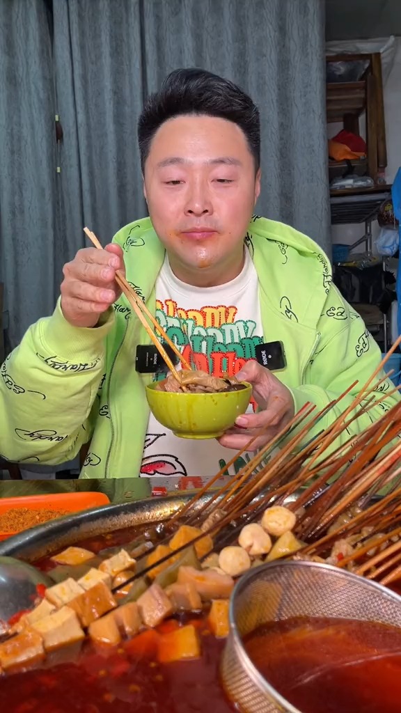 这家藏在菜市场里面的串串香 他的味道和经营模式都和我们小时候吃的一模一样