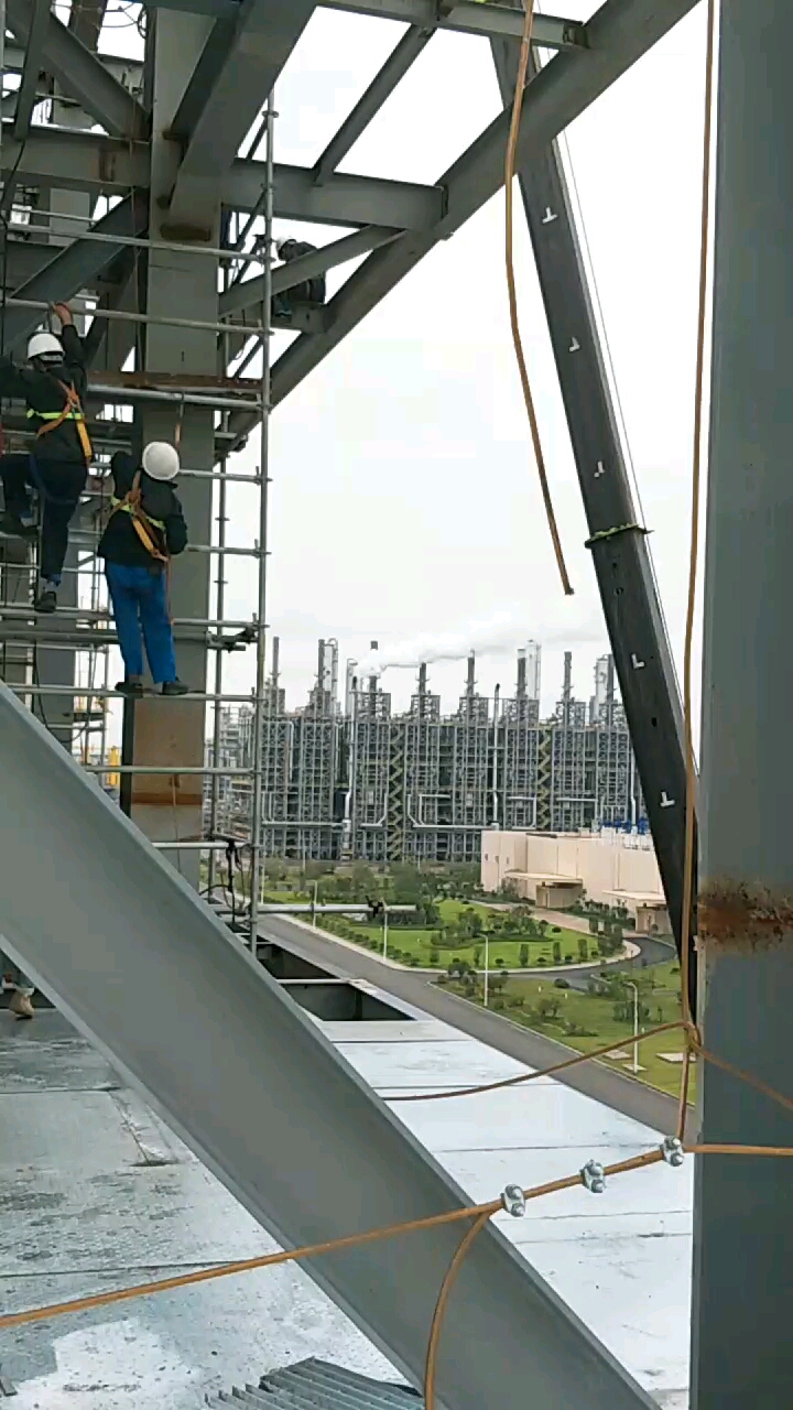 建设中的浙江鱼山岛年产4000万吨的石油化工厂