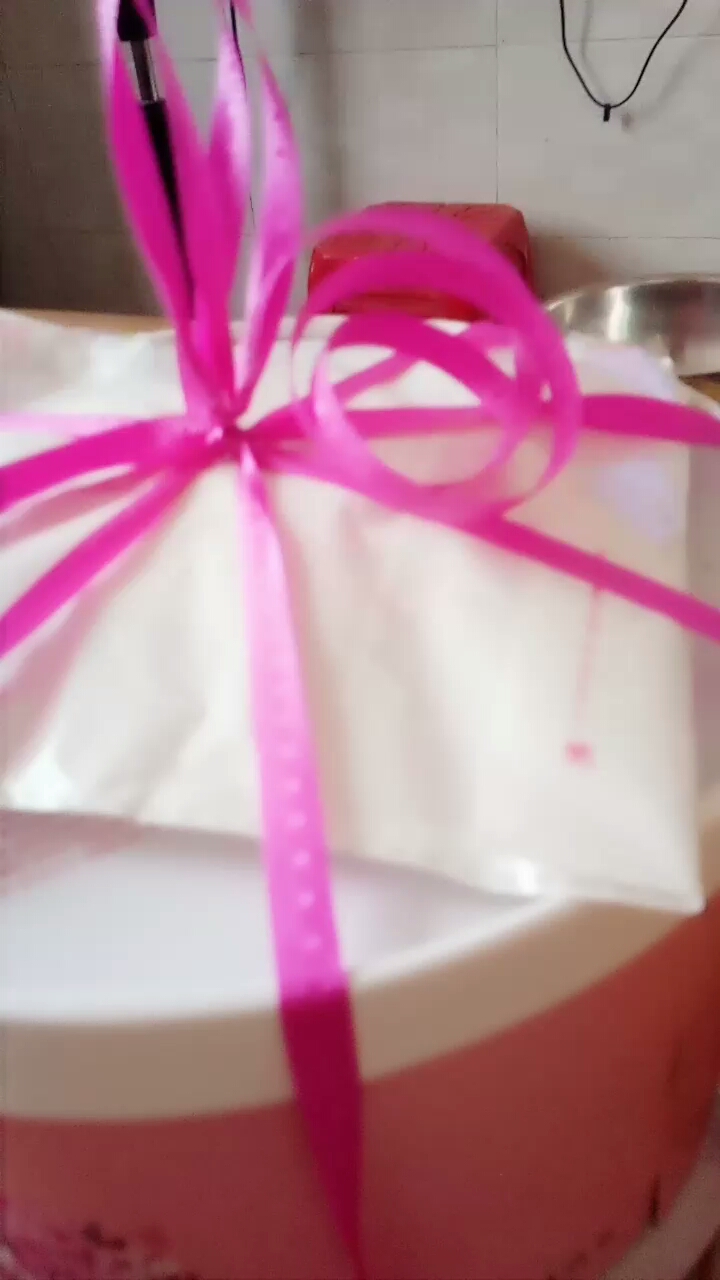 今天是女儿生日,买了个蛋糕,祝小女丹生日快乐,身体健康,平平安安