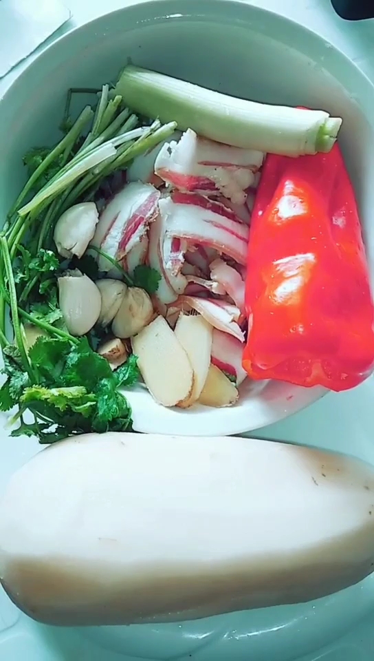 #全民正能量#腊肉炒藕条，味道不一般。