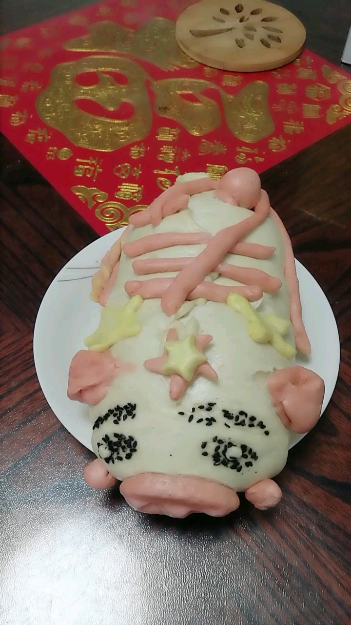#欢乐幸福年#在家做的祝寿馒头,祝福妈妈60寿诞快乐。金猪抱福,里面还有内容哦,期待下一节