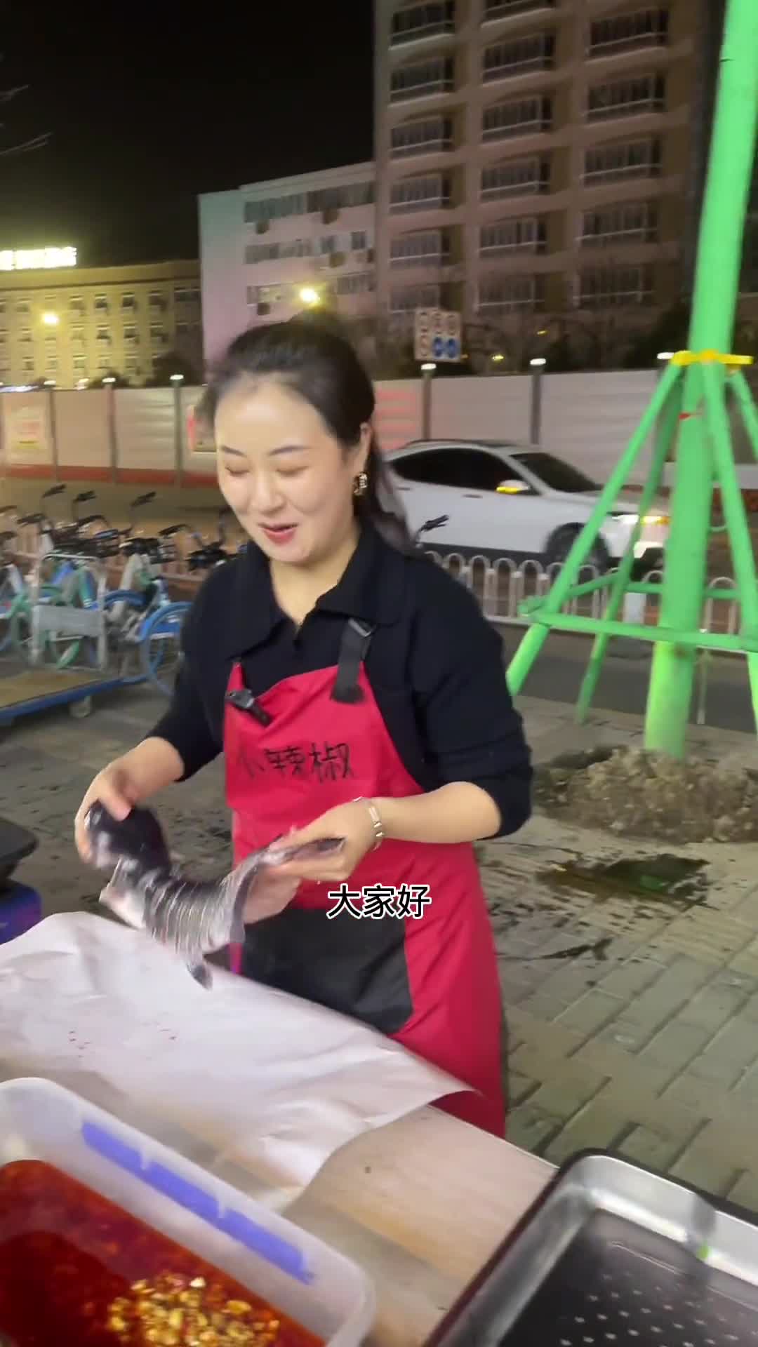 摆摊卖鱼的小辣椒