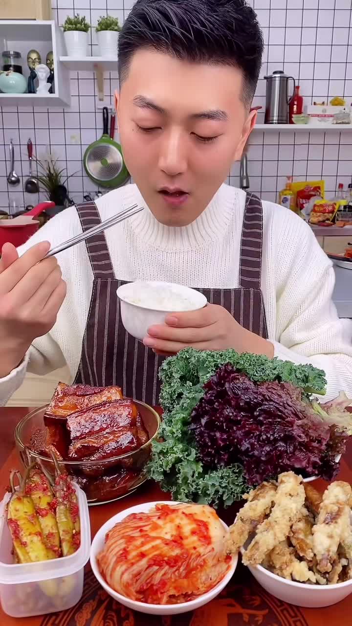 朝鲜族家常便饭我的晚饭肉配泡菜太香了