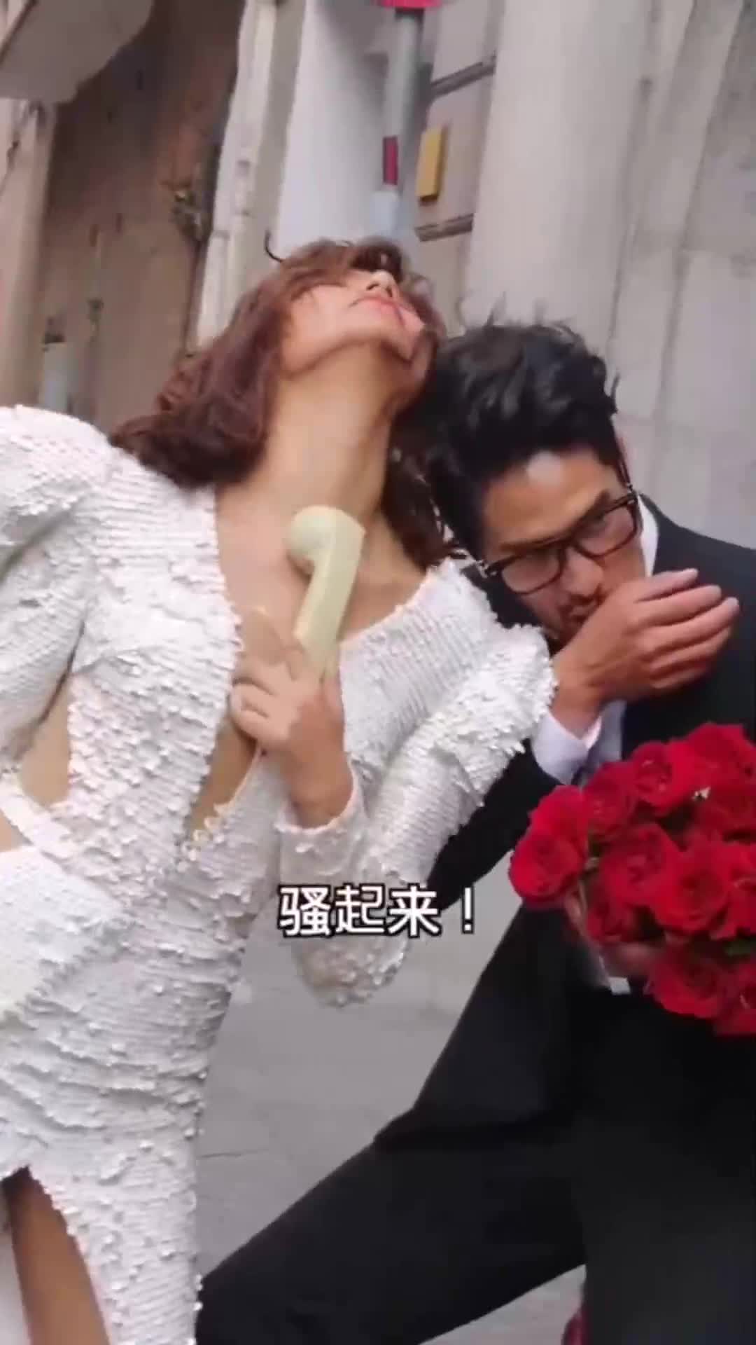 摄影师竟让莎莎骚起来,大叔的笑容表明了一切,莎莎笑出了鹅叫声