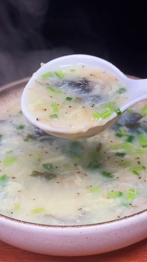 #美食#酒店里的紫菜虾皮蛋汤这样做才好喝,鲜嫩无比,学会了全家人都爱喝