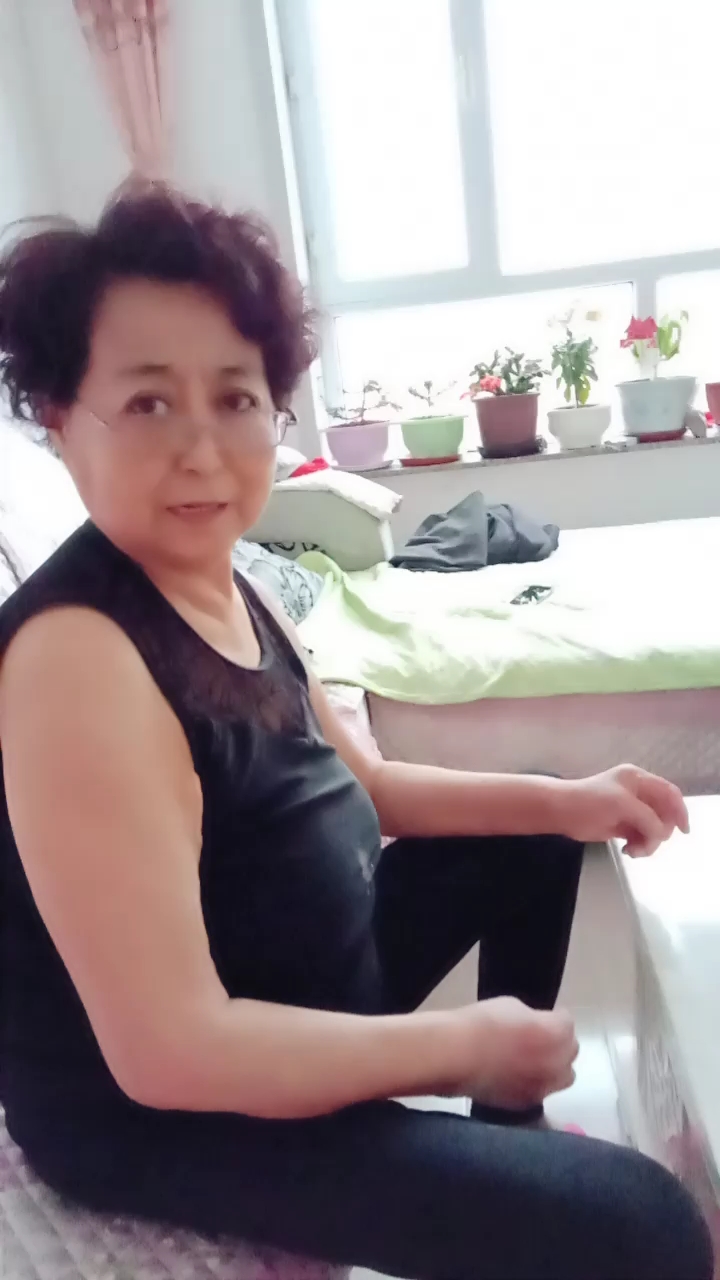 哈哈,爸爸妈妈包饺子呢。