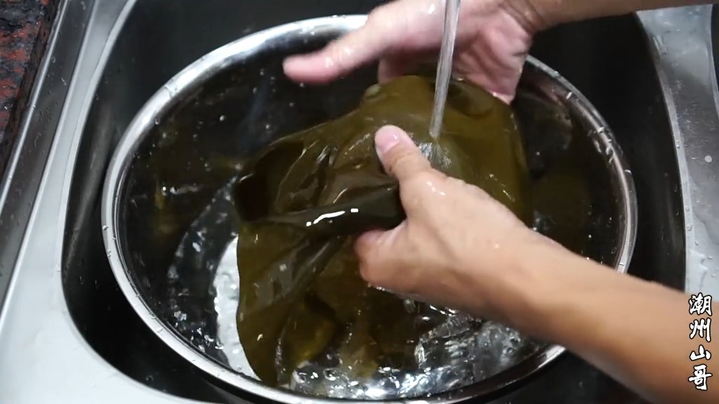 海带炖猪蹄,广东人原汁原味做法,汤鲜肉嫩,做法超简单