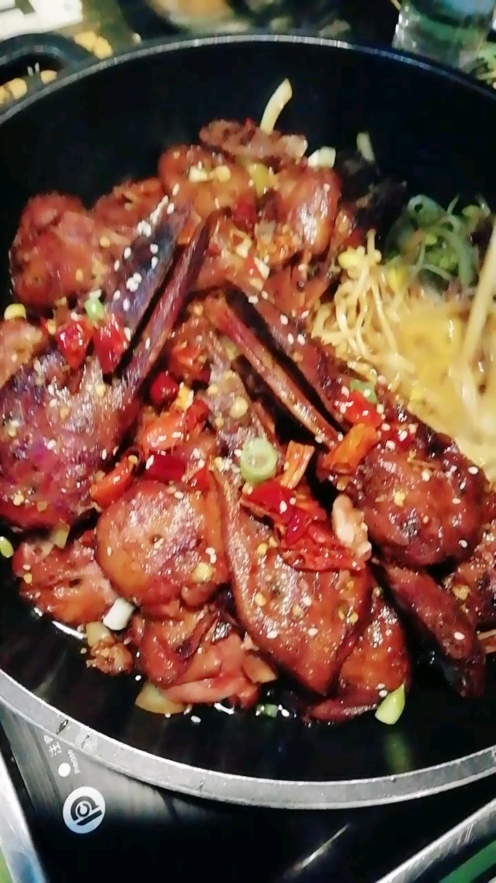 干锅鸭头,香辣虾,有想吃的赶紧来迁安天洋城三楼滦河水畔大掌鸭等着你呢!
