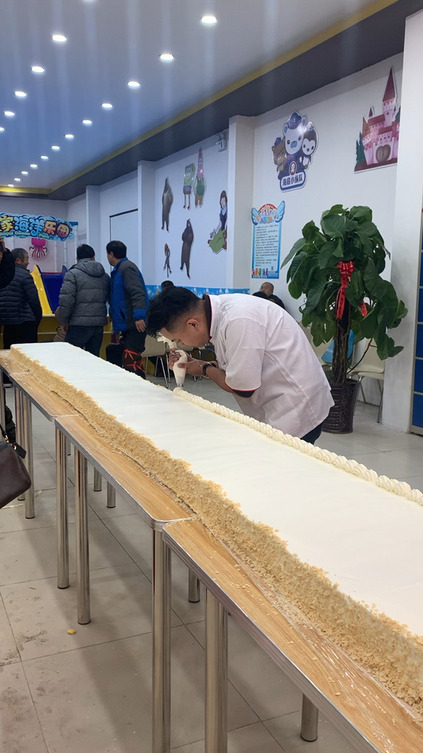 现场制作八米长蛋糕
