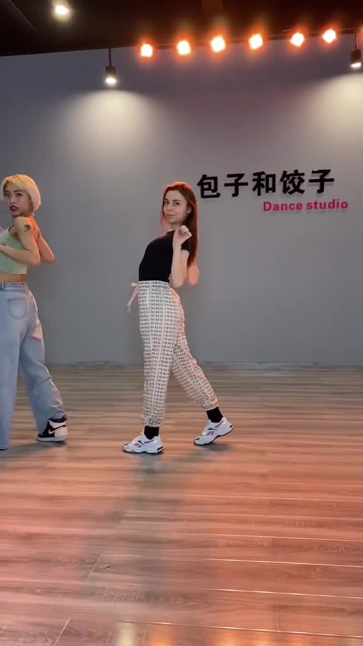 小老外非要跟人家专业导师pk,她肯定输人家