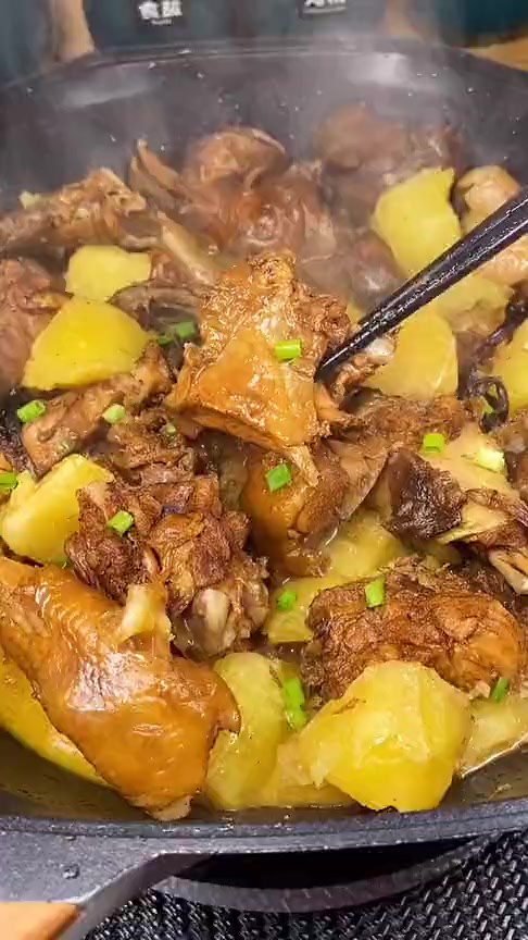 #我要上热门#东北小鸡炖蘑菇的家常做法,少放这几种调料,蘑菇竟然比肉还好吃